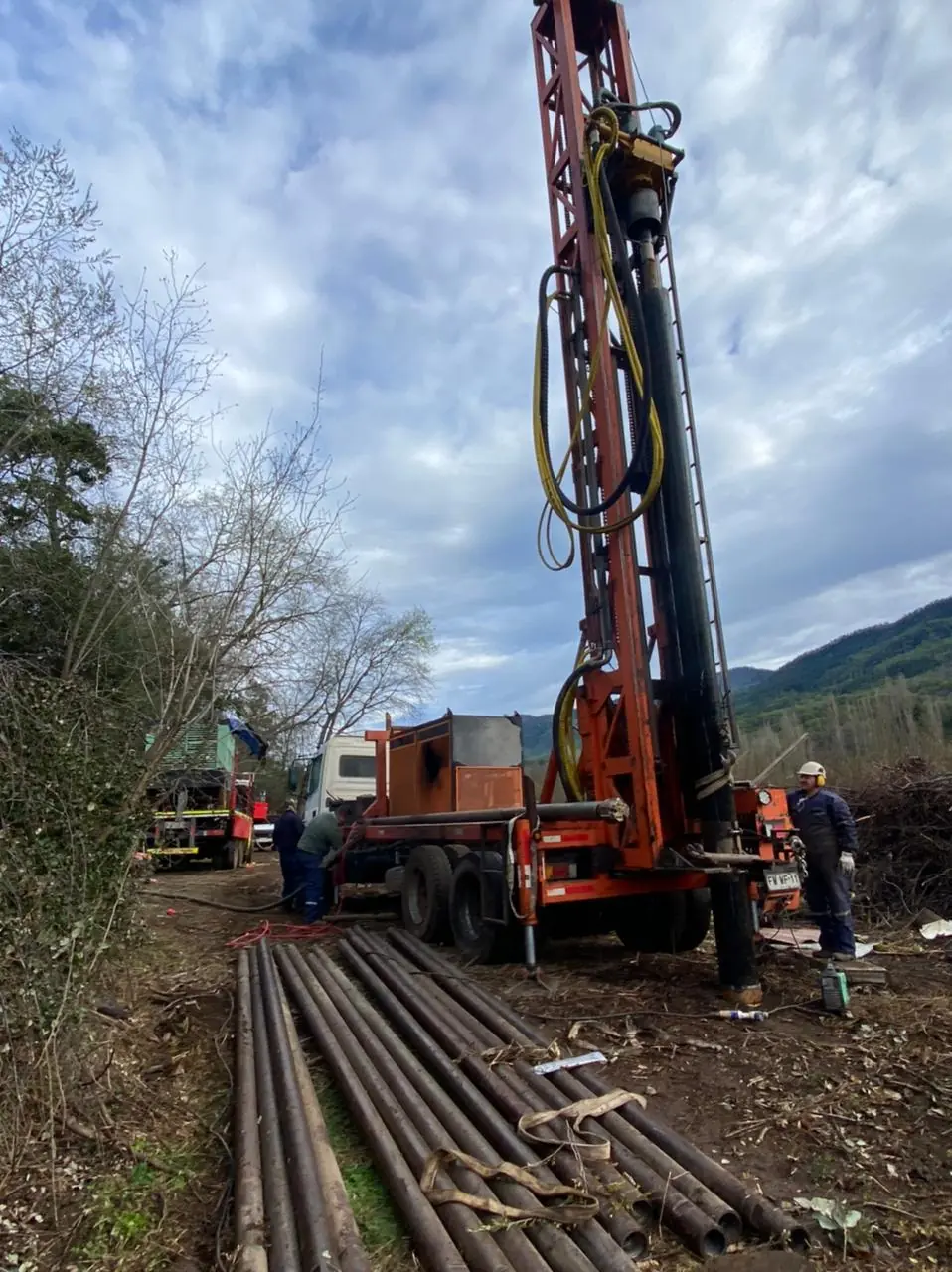 Equipo de Pozos del Maule perforando en cordillera, con la Región del Maule de fondo